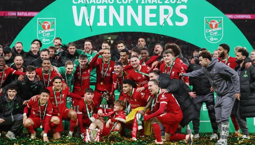  El festejo del Liverpool tras conquistar su décima Copa de la Liga. 