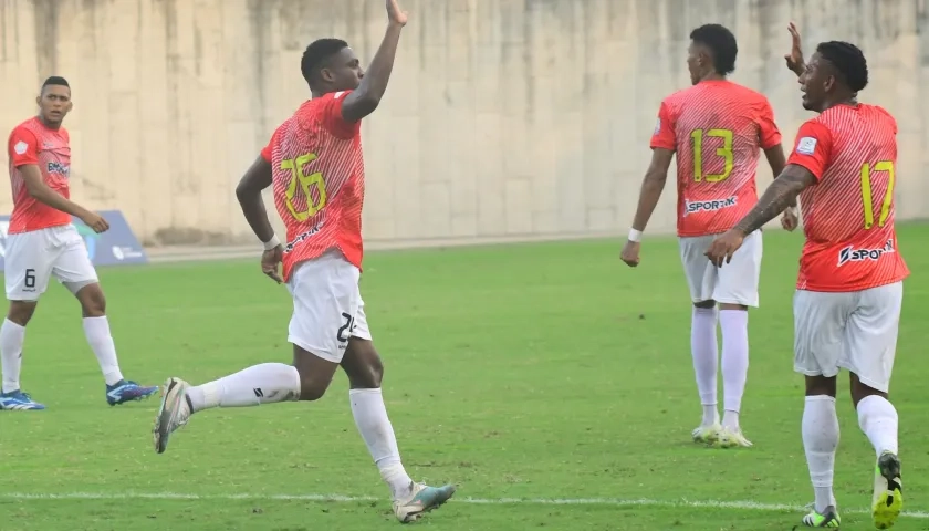 Carlos Copete celebra el segundo gol del Barranquilla FC con Jhomier Guerrero.  