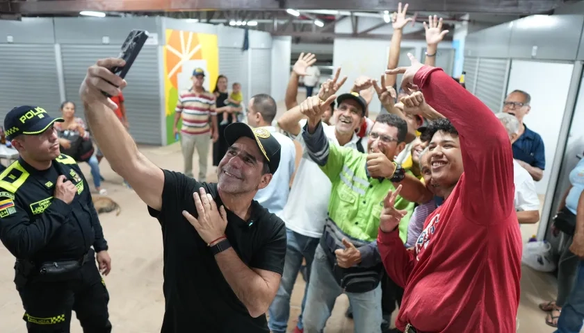 ¡La primera selfi en la Esquina del Marquetero! les dijo el alcalde Alex Char a los vendedores beneficiados