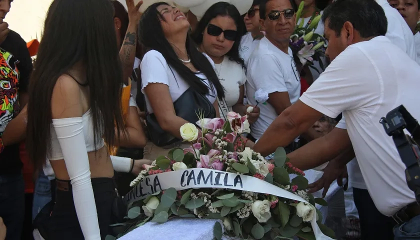 Familiares y amigos lloran sobre el ataúd de la menor de 8 años asesinada en Taxco, México
