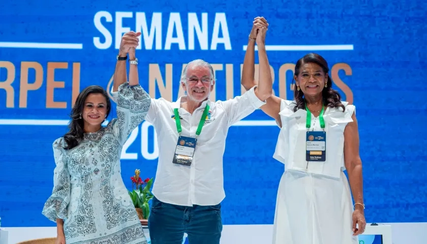La presidenta de Naturgas, Luz Estella Murgas, el gobernador del Atlántico, Eduardo Verano, y la gobernadora de Sucre, Lucy García.