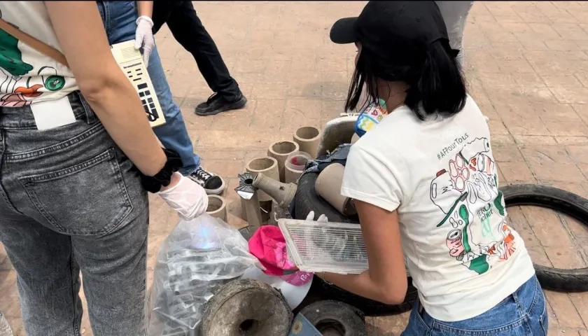 Voluntarios recolectando residuos 