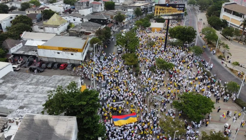 Barranquilleros marchan contra el gobierno del Presidente Petro.