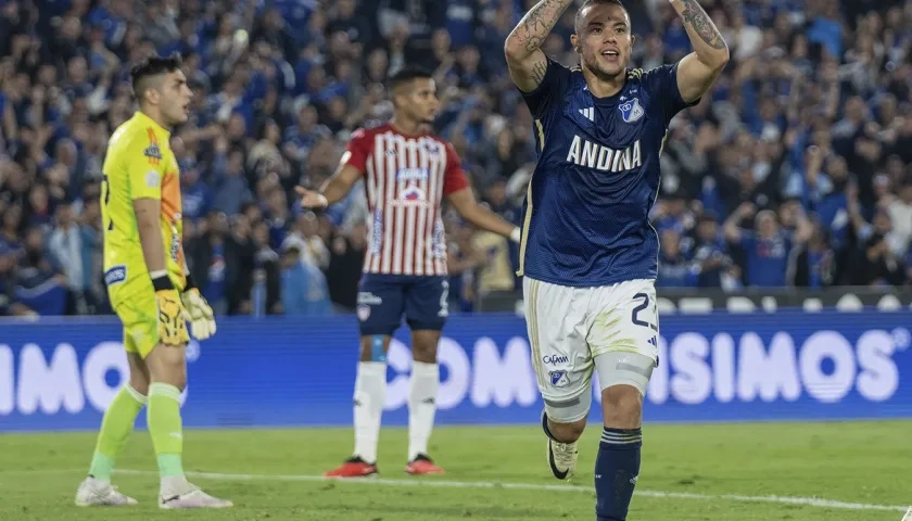 Leonardo Castro festeja tras marcar el primer gol de Millonarios. 