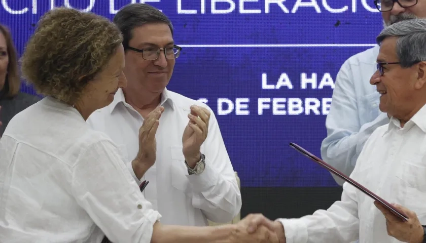 Vera Grabe, jefa del equipo de negociación del Gobierno de Colombia, y Pablo Beltrán, jefe negociador del ELN.