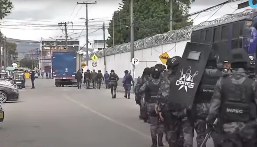 Uniformados del Inpec ingresaron a la Cárcel La Modelo de Bogotá. 