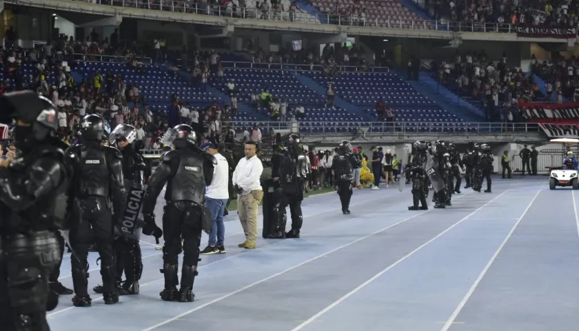 La Policía tuvo que intervenir para controlar la riña en la tribuna sur. 