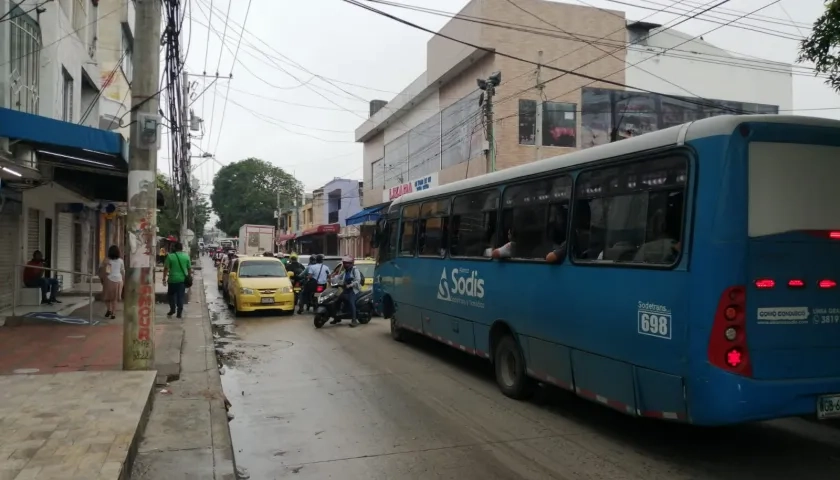 La carrera 18, entrada al barrio Las Moras, está intransitable ante la cantidad de vehículos. 