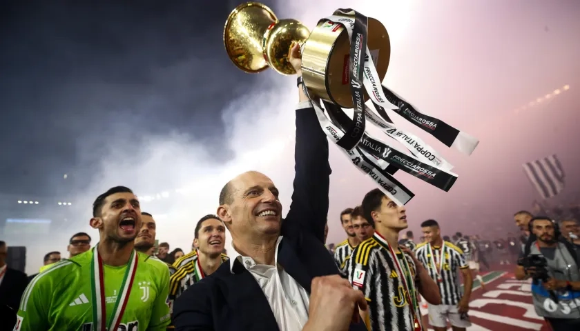 Massimiliano Allegri con el trofeo de campeón de la Copa de Italia. 