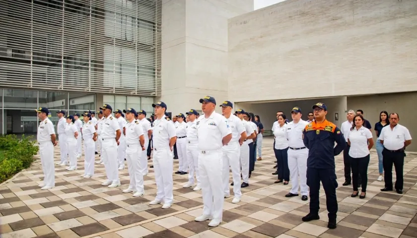 Integrantes de la DIMAR en el puerto de Barranquilla. 