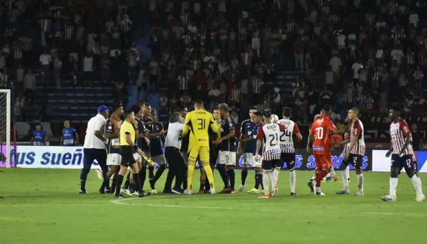 Los jugadores de Millonarios rodeando al árbitro Carlos Betancur después del partido contra Junior.