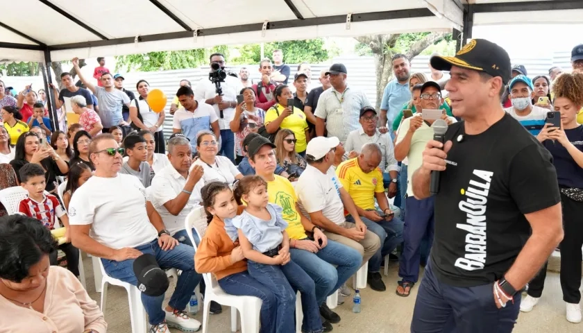 El alcalde Alex Char en el barrio La Pradera. 