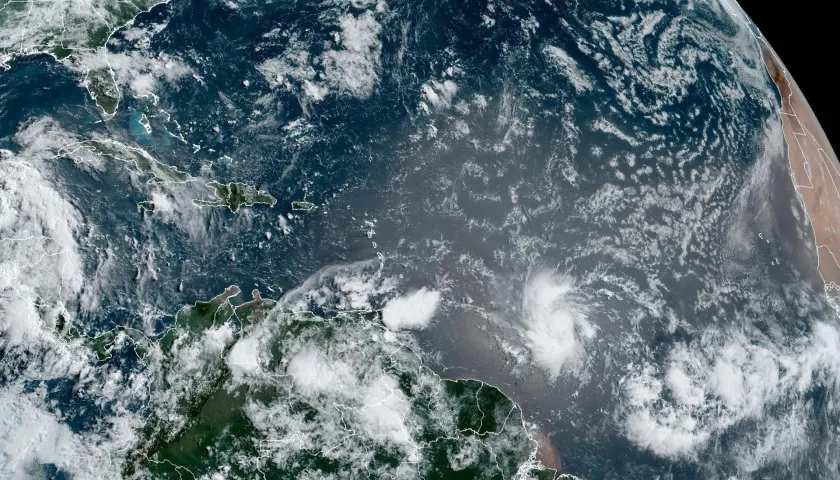 Fotografía satelital de huracán Beryl.