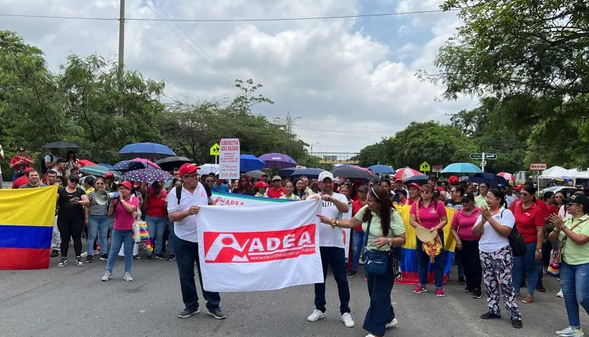 Bloqueos intermitentes de docentes en la calle 30