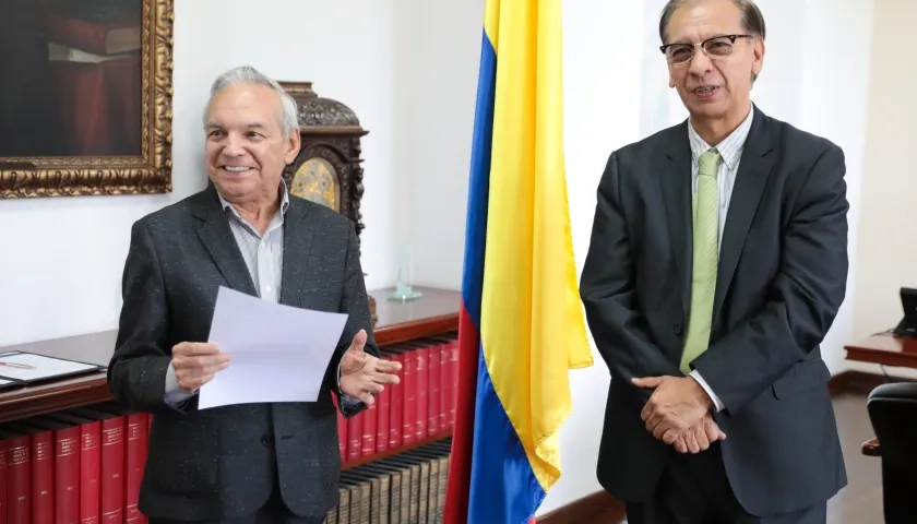 El ministro de Hacienda, Ricardo Bonilla, y el nuevo director de la Dian, Jairo Orlando Villabona.