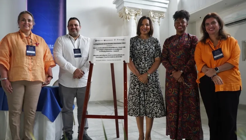 Ana Lucía Caicedo, viceministra de Conocimiento, Innovación y Productividad y Paola Amar, secretaria de Educación Distrital, entre otros