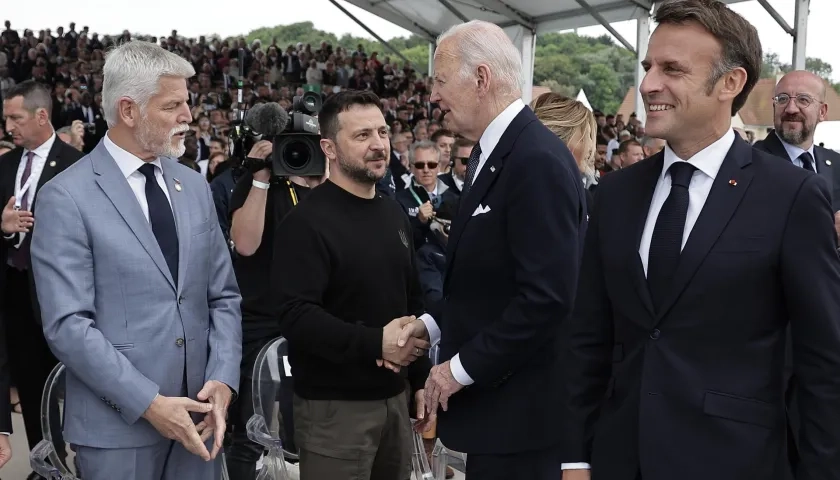 Los presidentes de Ucrania, Volodímir Zelenski; Estados Unidos, Joe Biden, y Francia, Emmanuel Macron, en la ceremonia. 