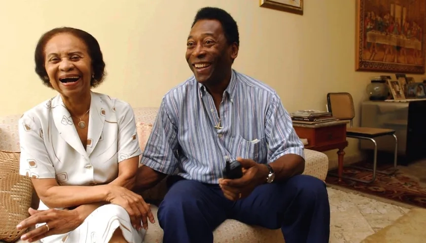 Pelé junto a su madre Celeste Arantes.