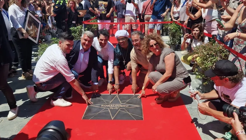 'Ronaldinho' y el presidente del FC Barcelona, Joan Laporta, y sus familiares, junto a las estrellas que ya tienen en Barcelona