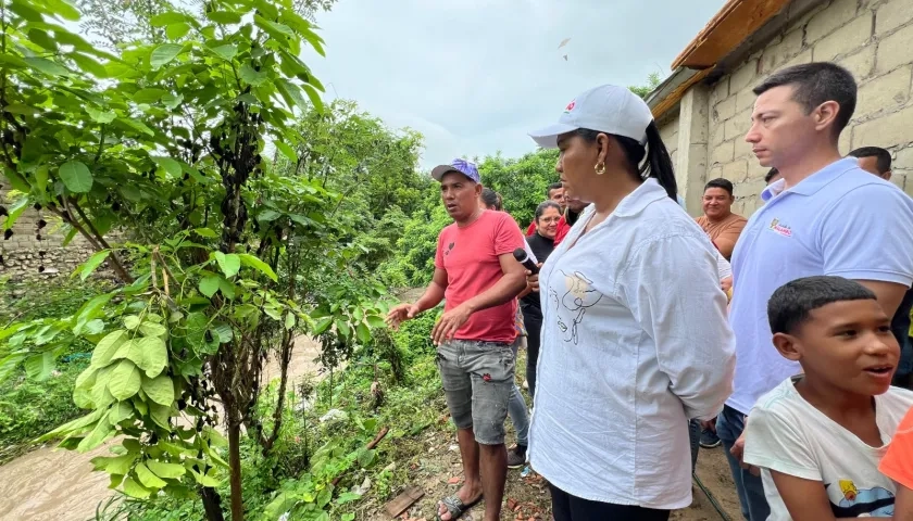 Yenis Orozco, alcaldesa de Malambo, en recorrido por barrios afectados.
