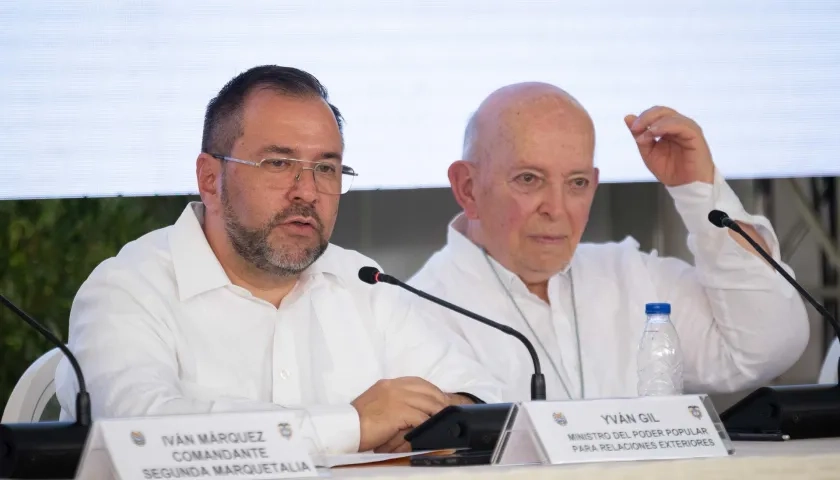 El ministro del Poder Popular para la Relaciones Exteriores de Venezuela, Yván Gil, y el Comisionado de Paz del Gobierno de Colombia, Otty Patiño, 