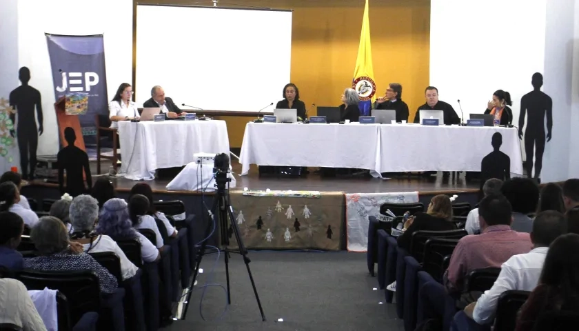 Foto referencia sobre audiencia de la JEP