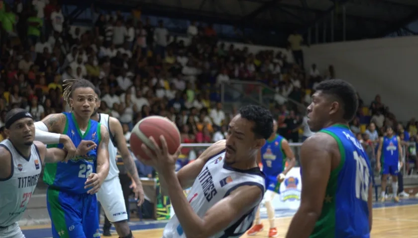 Juan Cárdenas, de Titanes, se apodera de la pelota durante el juego contra Cimarrones. 