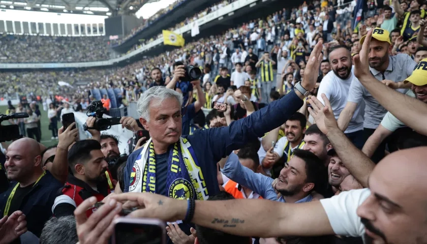 José Mourinho recibió la ovación de los seguidores del Fenerbahçe. 