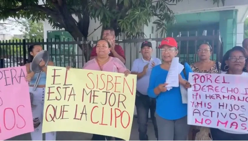 Los usuarios de la Clínica de la Policía en el plantón de hoy viernes