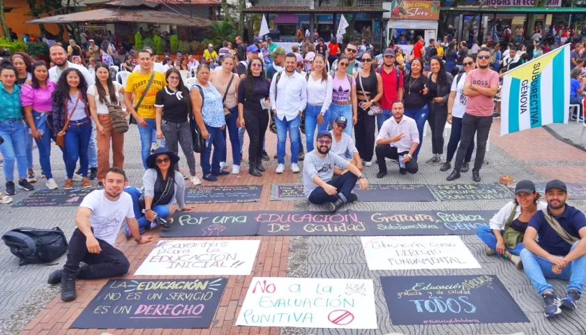 Plantón de directivos de Fecode en la Plaza Principal de Armenia