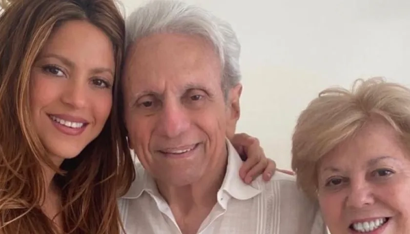 Shakira junto a sus papás.