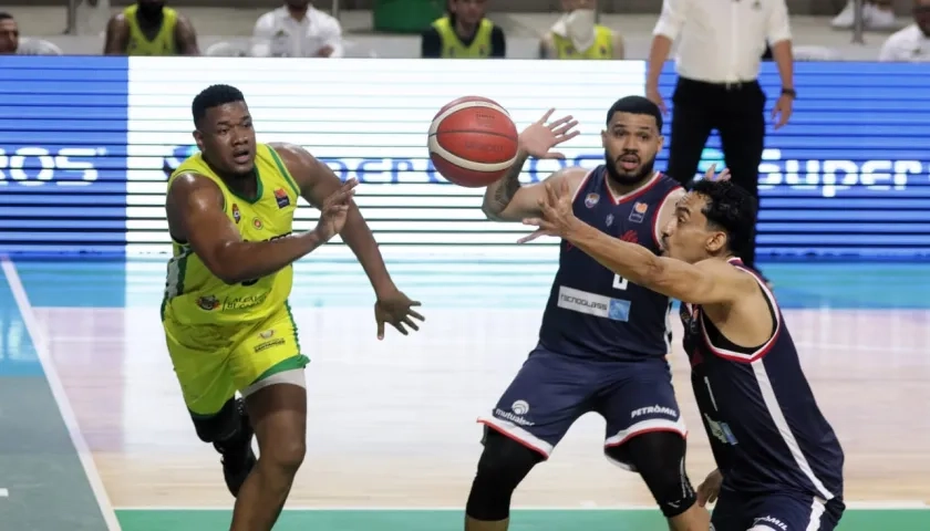 Juan Cárdenas, de Titanes, busca apoderarse del balón durante el juego contra Búcaros.