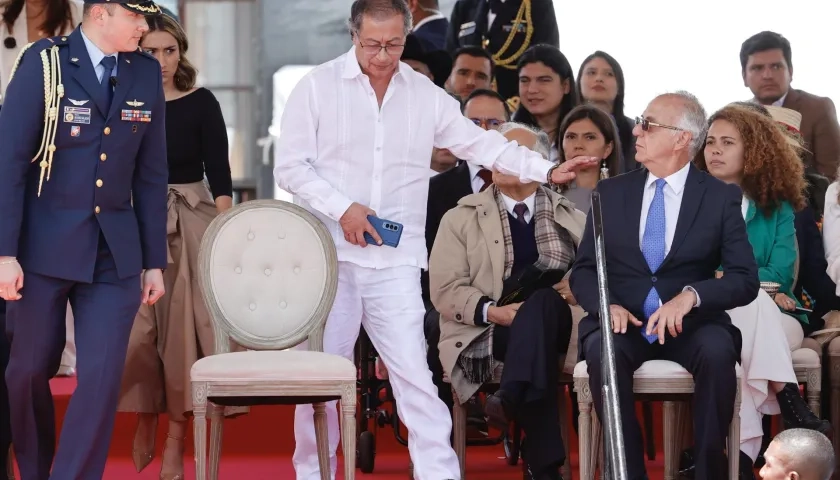 Momento en que el presidente Gustavo Petro llegó al desfile militar del 20 de Julio. 