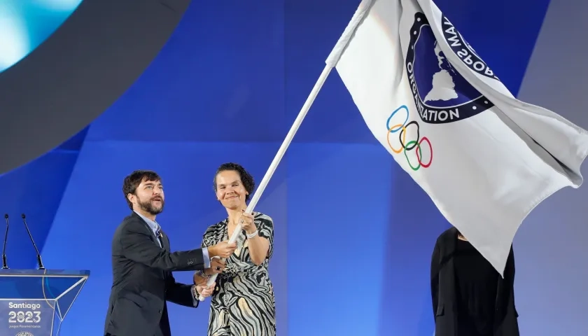 El exalcalde Jaime Pumarejo y la exministra del Deporte, Astrid Rodríguez con la bandera de los Panamericanos.