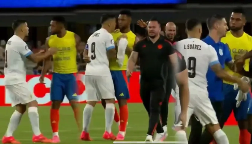 Momento de la agresión de Luis Suárez a Miguel Borja.