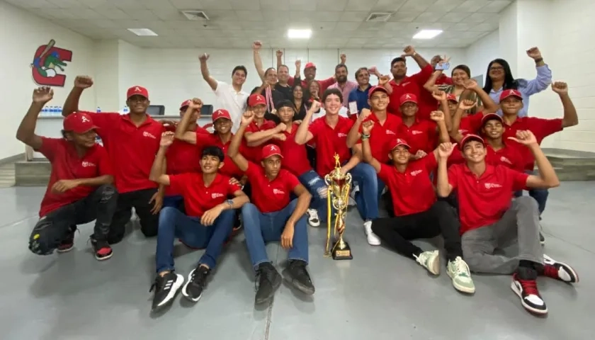 Integrantes de la selección Atlántico sub-15 de béisbol posando con los diputados del Atlántico.