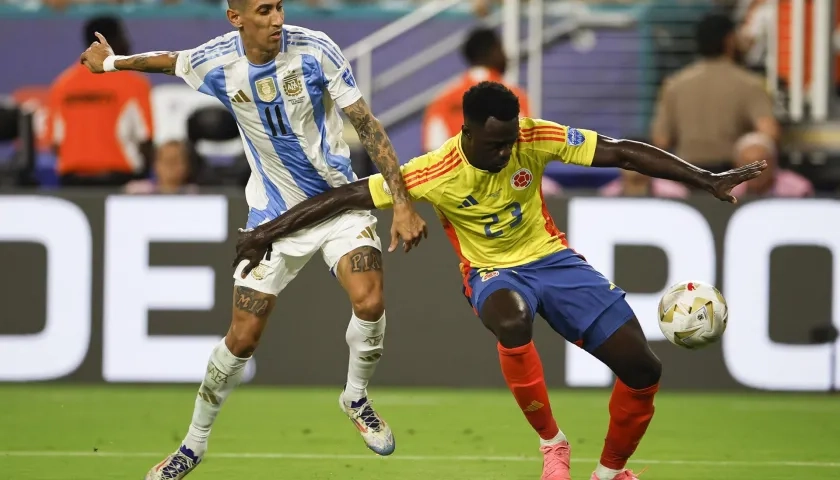 Davinson frente a Di María.