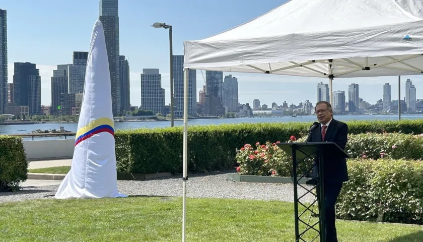 Gustavo Petro durante la inauguración del monumento Kusikawsay.