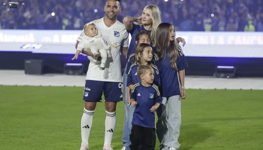 Falcao García acompañado de su esposa e hijos. 