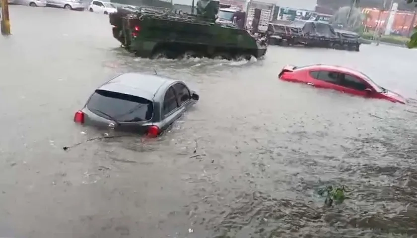 Vehículos afectados por la inundación. 