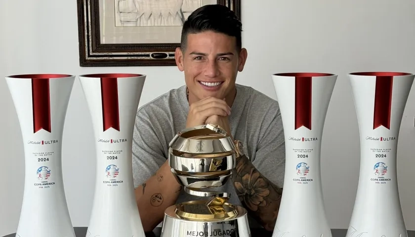 James Rodríguez con los trofeos que conquistó en la Copa América.