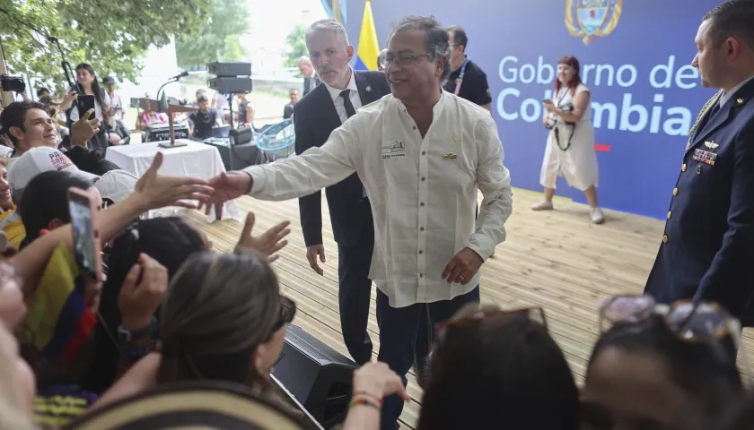 El presidente Gustavo Petro saluda a varios aficionados colombianos.