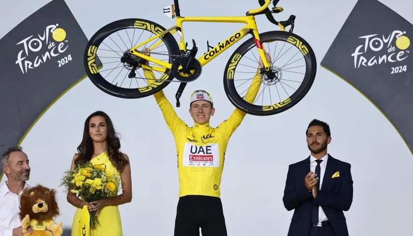 Tadej Pogacar festejó su triunfo en el Tour levantando su bicicleta. 