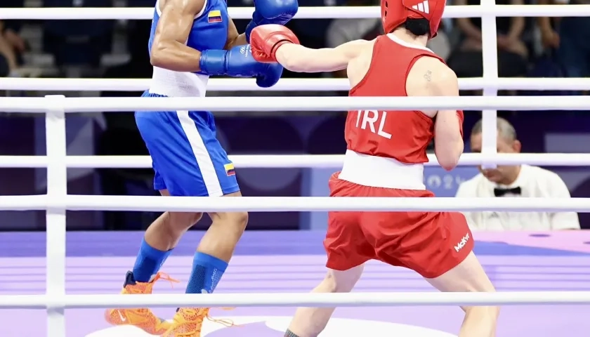 Angie Valdés (izquierda) durante su combate contra la irlandesa Kellie Harrington.