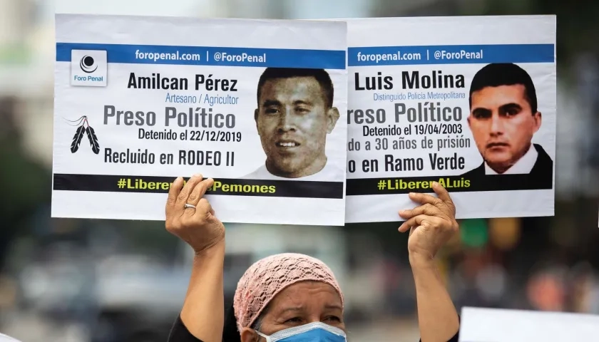 Mujer en protesta pidiendo por el respeto a los defensores de derechos humanos.