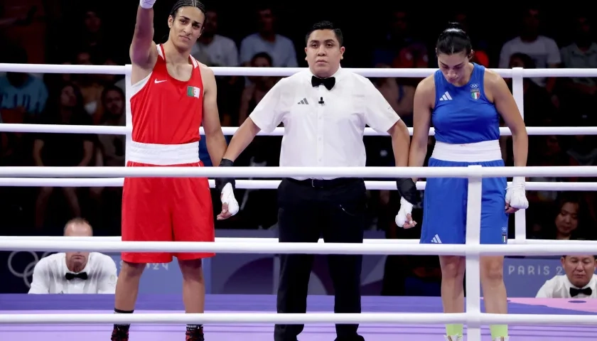 Boxeadora Imane Khelif durante el combate.