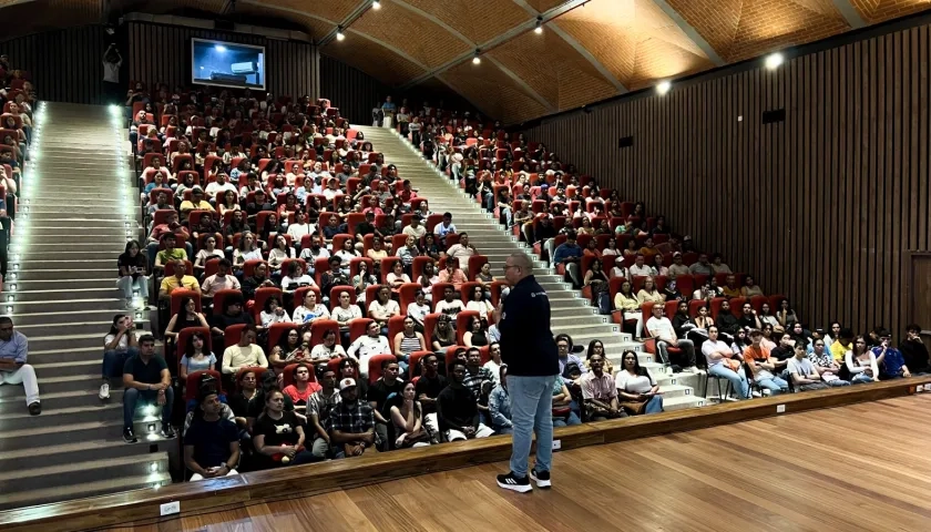 El secretario de Cultura, Juan Carlos Ospino Acuña, en la inducción de los estudiantes.