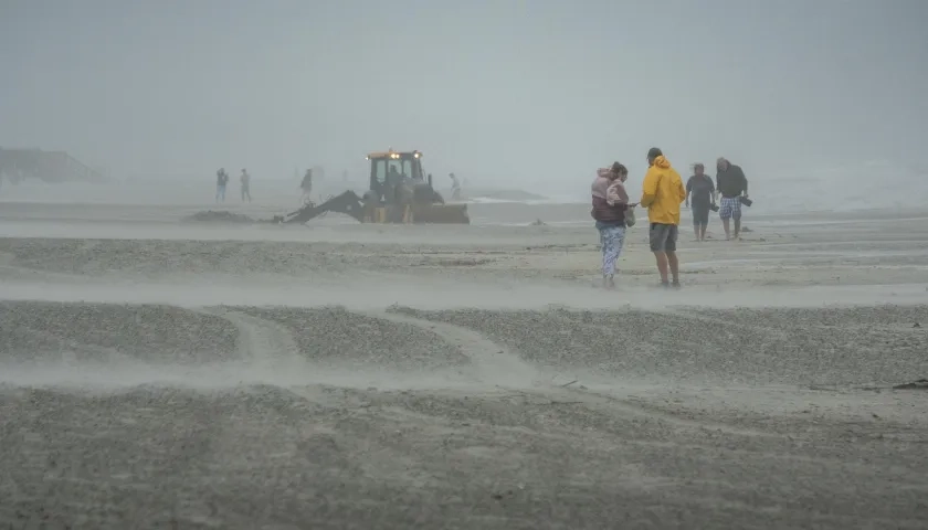 Panorama en playas por el Debby.