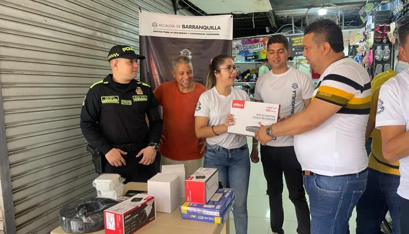 Entrega de cámaras de seguridad.