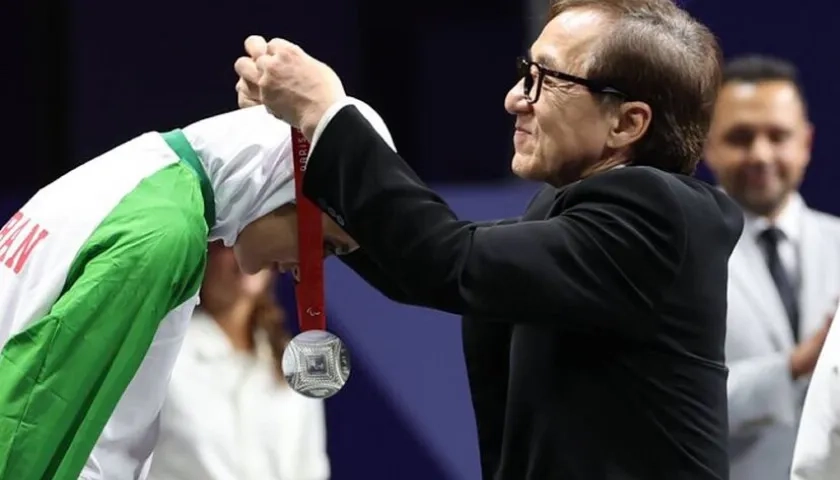 Momento en que el actor entregó varias medallas. 